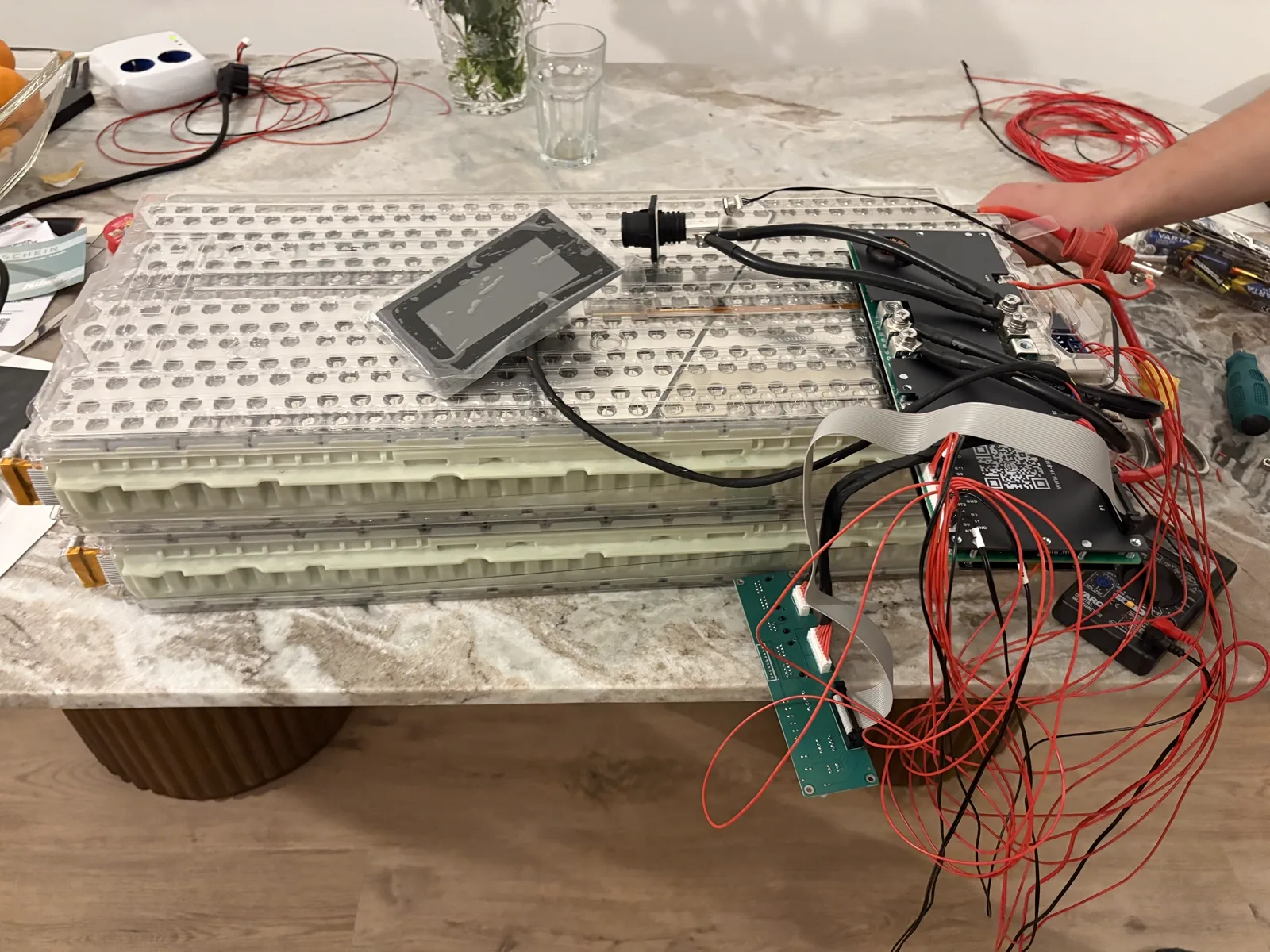 Batteriemodule mit angeschlossener Mess- und Überwachungselektronik während des Aufbaus.