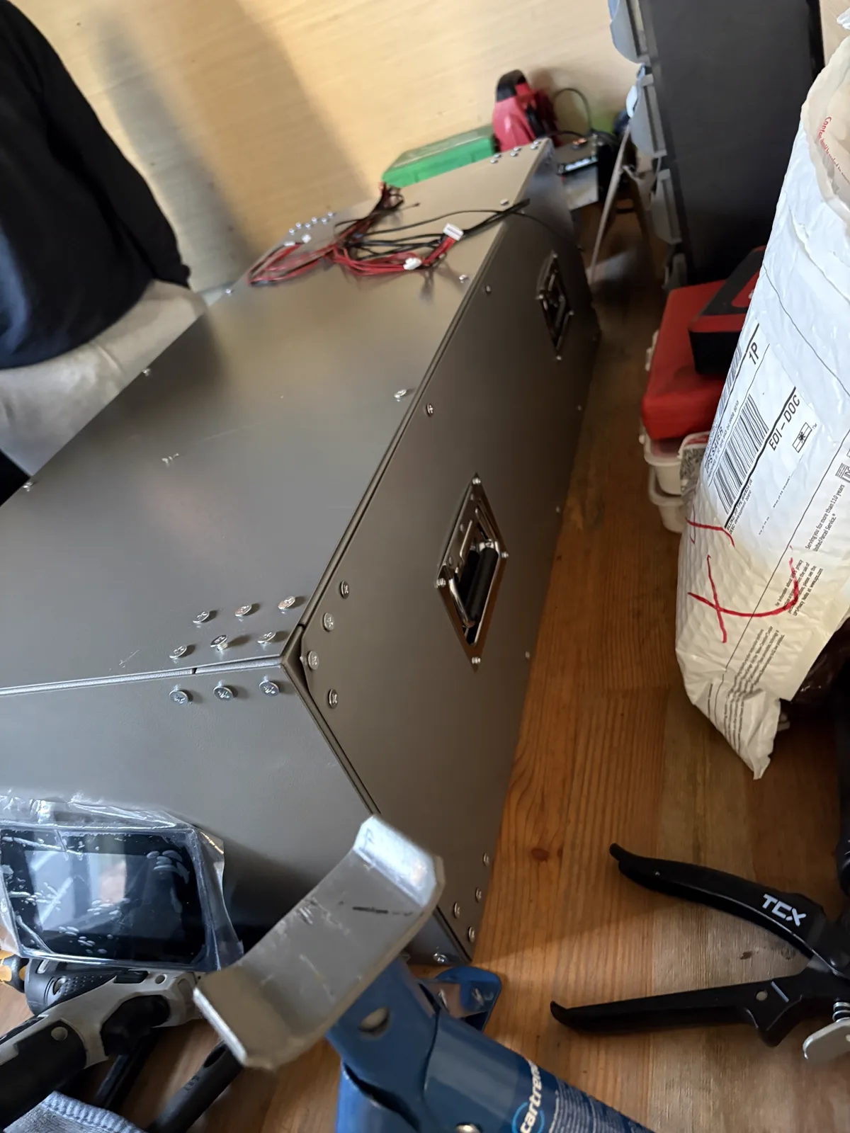 Details am Gehäuse während der Montage